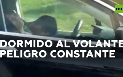 VIDEO: Сonductor duerme al volante de un Tesla mientras circula a 90 km/h