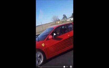 VIDEO: Se filman al tratar de sobrepasar un Ferrari y terminan volcados