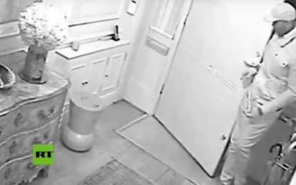 VIDEO: Un intruso accede a una casa, se topa con el dueño y se va tranquilamente tras decirle que solo “estaba buscando algo”
