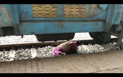 VIDEO: Una anciana india que cruzaba una vía se salva de milagro agachada bajo el tren