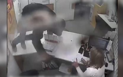VIDEO: Una empleada planta cara a un atracador, lo desarma y lo expulsa ‘a gritos’