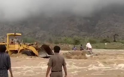 VIDEO: Un hombre rescata con un buldócer a tres personas de una inundación