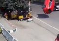 VIDEO: Momento en el que un coche fuera de control sale volando de un puente a una calle transitada