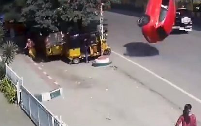 VIDEO: Momento en el que un coche fuera de control sale volando de un puente a una calle transitada