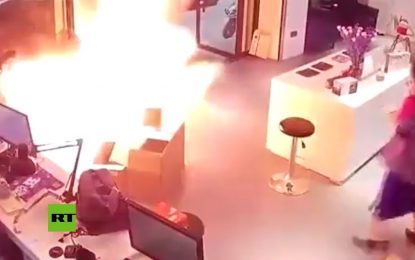 VIDEO: Explota la batería de un coche eléctrico mientras se cargaba en una tienda