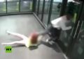 VIDEO: Le roba el bolso con violencia en una escaleras mecánicas (y ella se resiste con todas sus fuerzas)