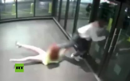 VIDEO: Le roba el bolso con violencia en una escaleras mecánicas (y ella se resiste con todas sus fuerzas)