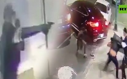 VIDEO: Un hombre atropella a delincuentes con su camioneta y se salva de una asalto en México
