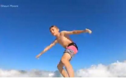 VIDEO: Un niño es derribado por un tiburón cuando surfeaba y una cámara GoPro capta el momento