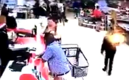 VIDEO: Un guardia de seguridad secuestra a un niño de un carrito de compras en un centro comercial mientras su abuela hablaba con otra persona