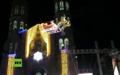 VIDEO: Santa Claus visita México y su trineo se estrella contra un edificio