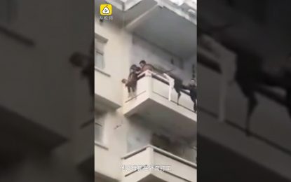 Rescate de alto riesgo: Descuelgan a su nieto por el balcón de un quinto piso para salvar a su gato (VIDEO)