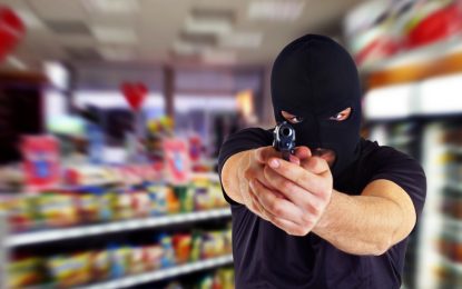 VIDEO: Ladrón con una pistola intenta asaltar una tienda, pero acaba huyendo tras ser enfrentado por una mujer ‘armada’ con un trapero