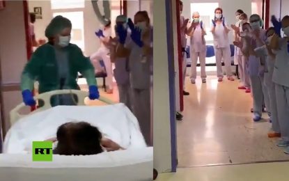 España: Médicos aplauden a la primera paciente con covid-19 que abandona la unidad de cuidados intensivos (VIDEO)