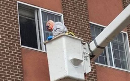 Un hombre de 88 años usa una grúa para ver a su esposa desde la ventana de un hogar de ancianos en cuarentena (VIDEO)