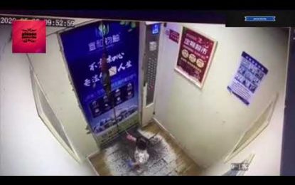 VIDEO: Una niña de dos años queda enganchada en un ascensor y es arrastrada de la mano