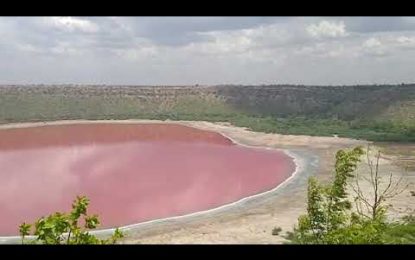 Un lago creado por un meteorito en la India asombra a los científicos al volverse rosado (VIDEO)