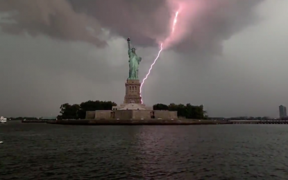 VIDEO: El instante en que un rayo impacta varias veces en la Estatua de la Libertad