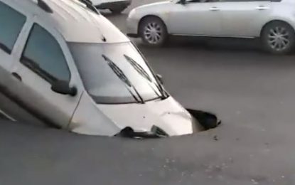 Rusia: Una calle se ‘traga’ un auto (VIDEO)