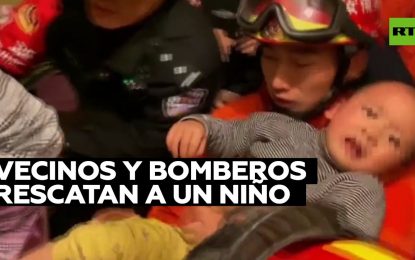 VIDEO: Un niño de dos años cae de un decimotercer piso y queda colgando de una reja