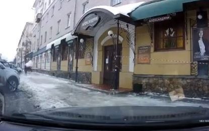 VIDEO: Se salva por segundos de ser golpeada por un enorme bloque de hielo que cae de un techo y continúa su camino como si nada