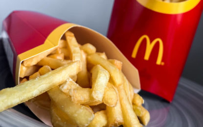 Un ‘tiktoker’ muestra cómo sirven las papas fritas en McDonald’s a los clientes “groseros” (VIDEO)